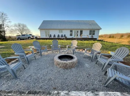 Dale Hollow Lakehouse, Hot Tub, gameroom, 2 SUPs, 4 acres, awesome views