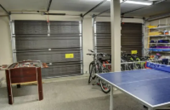 Premier Luxury Home with 7 Br/8 BA, Hot Tub, Game Room, Sharc Passes, A/C