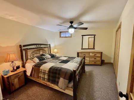 Stunning Sunrises from spacious Big Round Lake Cabin