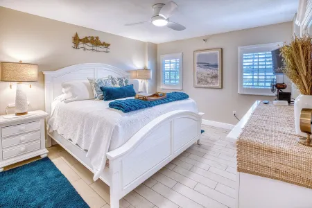 Oceanfront Key Largo Paradise with Private Beach~Pool~Tennis~Marina and More.... Отели в г. Тавернье