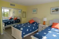 Steps to 2025 #1 Rated Beach in USA Fun-n-Sun Modern 2+2 Condo Pool Pickleball - 발코니
