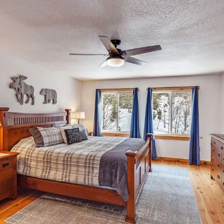 Cedar View Lodge- Scenic Sandpoint area mountain home, in secluded location.