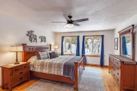Cedar View Lodge- Scenic Sandpoint area mountain home, in secluded location.