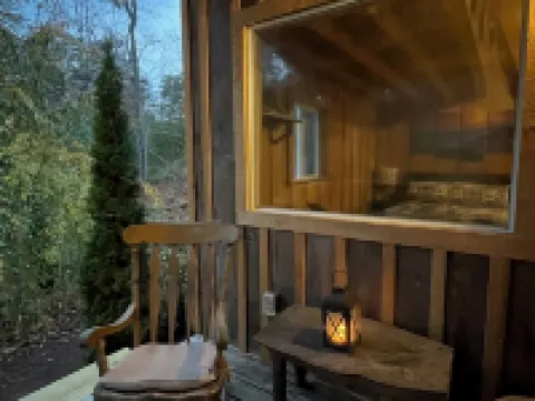 Cozy Cabin, private, romantic, wood stove, WiFi, mountains, NC マクドウェルのホテル