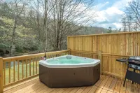 Riverfront Cabin, Hot tub, Fire Pit, Grill, Wi-Fi, Private, Fishing, Swimming