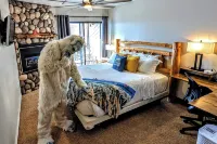 Spacious 3B/3B Condo. Luxury Amenities. 1st FLR. Hot Tubs. Close to all the FUN.