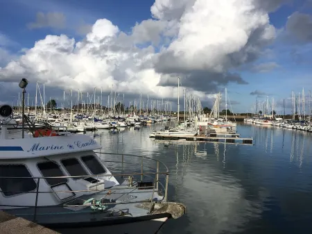 apartment on the port of Saint-Vaast-la-Hougue Отели рядом с достопримечательностью «Остров Татиу»