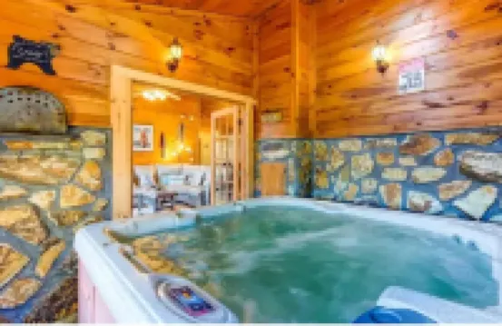 Katahdin Cabin, tranquil n rustic with inside hot tub, close to town! Romantic!