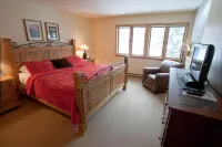 Slopeside Family Ski in, ,Wifi, Hot Tub, Pool, Yellowstone, Netflix