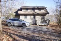 4-Bedroom Tranquil Skaneateles Cottage Retreat on the Lakefront Hotels in Niles