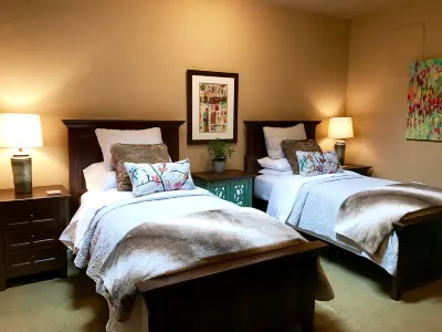 Quiet Country Retreat, 4 Bedroom Rambler on 9 Acres in Rural Edgewood Sleeps 9