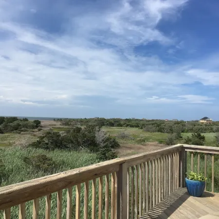 Great Rate/Pet Friendly/Panoramic view of the sound, walk to the beach.