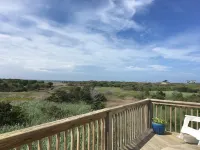 Great Rate/Pet Friendly/Panoramic view of the sound, walk to the beach.