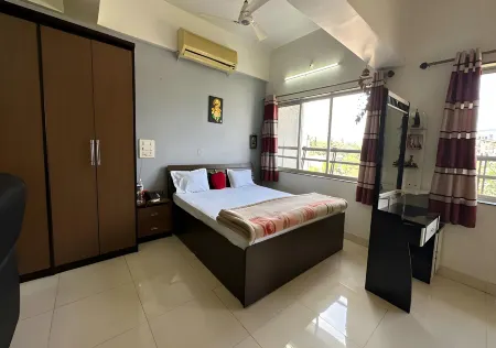 Hotel Sarang Lodging and Boarding Отели в г. Сатара