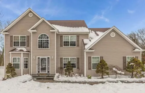 BIG home with hot tub, sleeps 10 guests Hotels in Yaphank