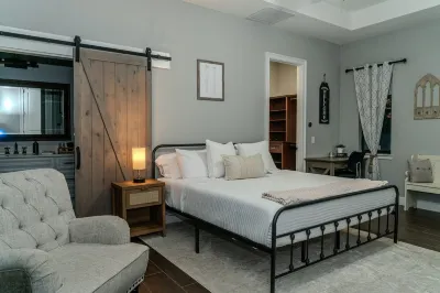 Spacious & Private Guest Pool House Oasis