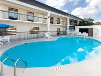 Baymont by Wyndham Orangeburg North - parking