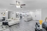 4 bd/2 ba Near AT&T stadium, TX Live! Six Flags, Globe Life