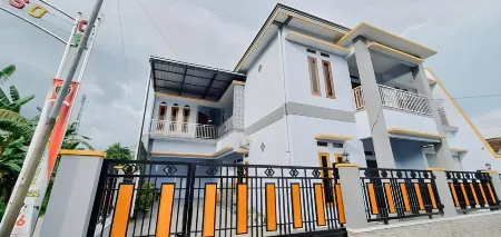 Griya Mbak Tafik Syariah Отели в г. Ngawi Regency