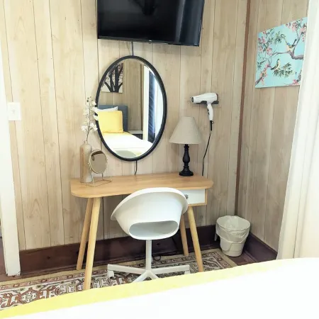 Adorable 1 Bd Cottage for a Fun Couple's Getaway, Central Location, Dog Friendly