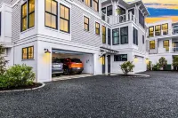 🏳️‍🌈 Modern 2-Bedroom East End Condo 🚗 2 Car Parking 😎 Steps from the Beach Hotel dekat Luchima