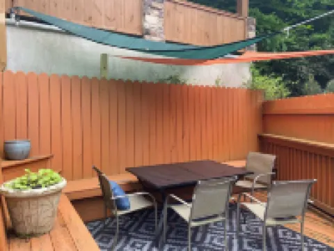 Spacious & equipped 1 bedroom in historical Carriage House + Deck  & BBQ and W/D