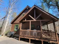 Cozy updated Cabin.  Welcome to "Bear Necessities" Hotels near Kear's Broom Shop