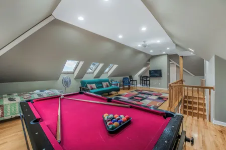 Sleeps 15!  Views Forever, Large Executive Home, Fast Wi-Fi, Hot Tub & Fire Pit Отели в г. Клир Крик