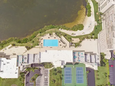 Beautiful 1 bedroom waterfront condo with 800sf private rooftop terrace!