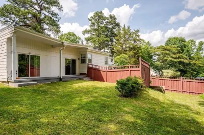Modern 4-Bedroom House, TV in Bedroom,Big Fence Yard, Pet Stay Free,Lighted Yard Hotels near Shannon Plaza