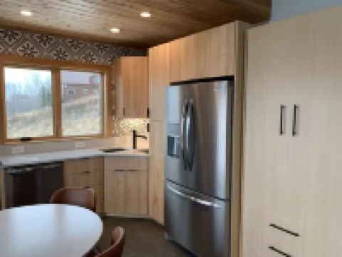 Couples retreat with private hot tub, endless views, and hiking trails above you