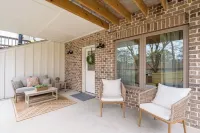 Kennesaw Charm Suite- 3 min from Kennesaw, Private Entry & Pet Friendly!