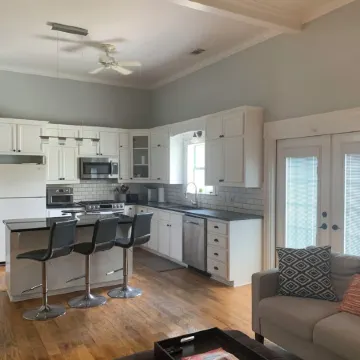 Historic 1904 Home w/Granite Kitchen, Fireplace, Treehouse! Near ATX/San Antonio