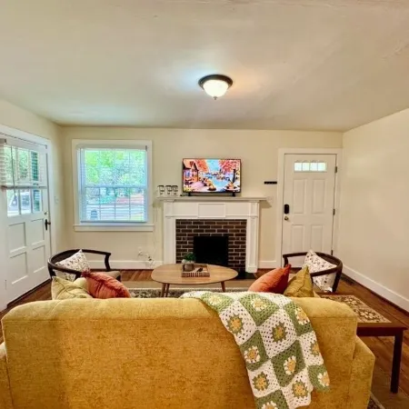 Charming 2-bedroom house with WiFi, Minutes from Masters & Downtown Augusta