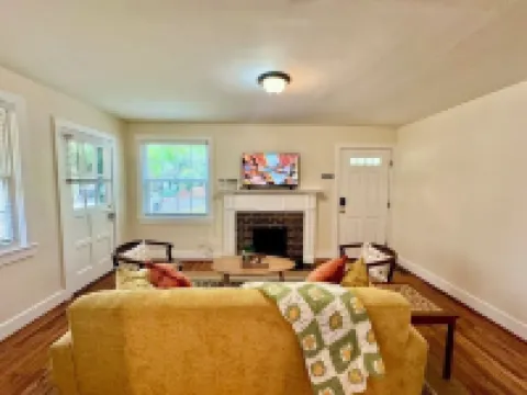 Charming 2-bedroom house with WiFi, Minutes from Masters & Downtown Augusta