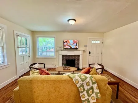 Charming 2-bedroom house with WiFi, Minutes from Masters & Downtown Augusta