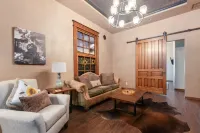 The Sunflower Loft is located 1 block from Old Town in a 2 story brick building. 위치타 호텔