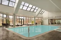 Hilton East Brunswick Hotel & Executive Meeting Center - С бассейном