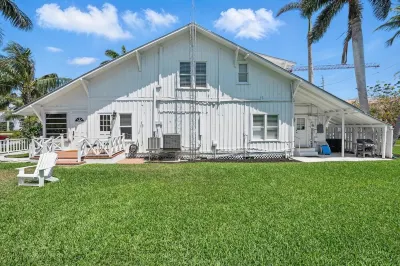 King Bedrooms, Two Blocks to Gulf, Shopping, and Dining in Old Naples