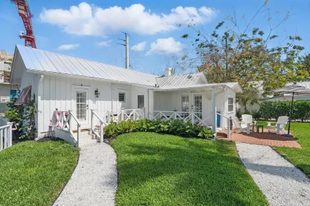 1-bedroom cottage just a short walk to Naples Beach and Fifth Avenue South