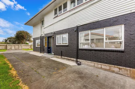 Spacious Renovated 3Br in Ellerslie I Zodiak Stays Отели рядом с достопримечательностью «Стадион Маунт смарт»