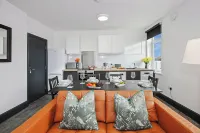 TYME Suites on Humber - Bãi đậu xe