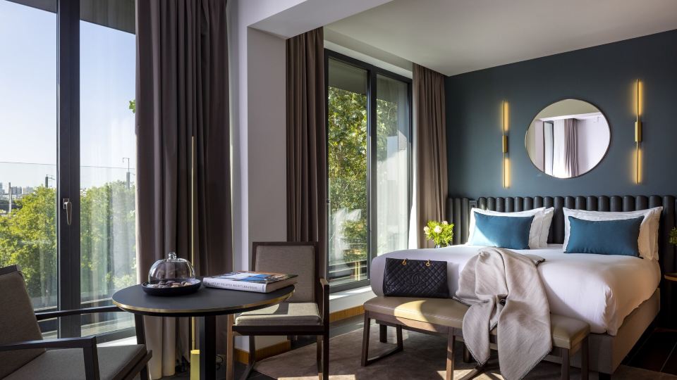 Howard Sur Seine - Asnieres Paris la Defense