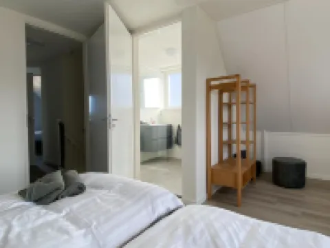 Lakeview Villa with Swimming and Fishing Pier Hotels in Simonshaven