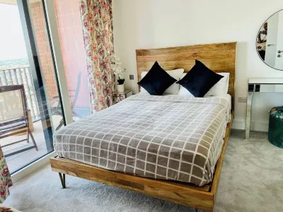 Healum Retreat - 3Br Apartment Southall Hotels near Southall Community College (West London College)
