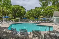 72 Pelican Bay AvantStay Community Pool Decks