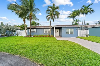 Peaceful 5Br -Waterway Views & Private Heated Pool Hotels near Sunshine Holiday MHCC RV and Camping Resort