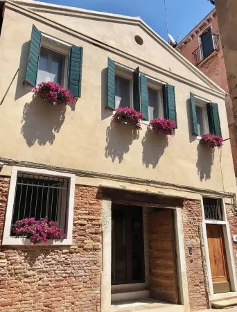 B&B Al Pozzo di Luce Отели рядом с достопримечательностью «кладбище в Сан Микеле»