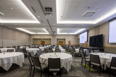 The Hotel at Kirkwood Center Отели рядом с Аэропорт Истерн Айова