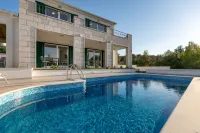Villa Makarac - Heated Pool, Beach 140m & Kids Playground I Brač - Wifi
